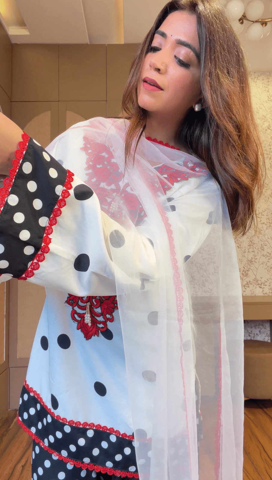 Gul-e-Noor Polka Suit Set image 2